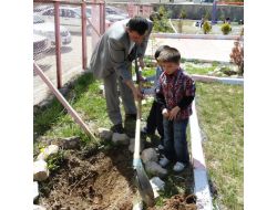 Minik Eller Ağaç Dikti