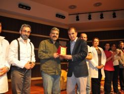 Doktorların Tiyatro Oyunu Hem Güldürdü Hem Düşündürdü