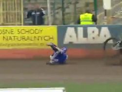 Motosiklet Yarışındaki Kaza Anı Kamerada