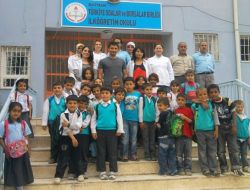 Mezun Olduğu Okulu Doktor Olarak Ziyaret Etti, Öğrencilere Aşı Yaptı