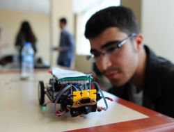 Robot Tasarımcısı Gençler Yarıştı