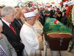 İşadamı Cevat Kırkpınar'ın Cenazesi İzmir'de Toprağa Verildi