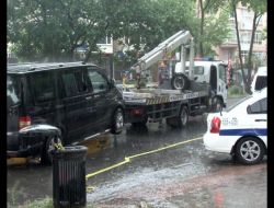 Başbakan'a Tehdit Notu Çıkan Minibüs Emniyete Çekildi