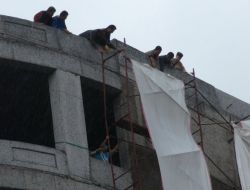 İşçiler, Fırtınada Devrilmek Üzere Olan İskeleyi Güçlükle Tutabildi