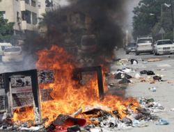 Lefkoşa Belediyesi'nin Önü Savaş Alanına Döndü