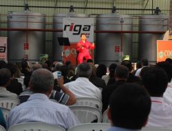 Boya Fabrikasında Tek Kişilik Gösteri Yaptı