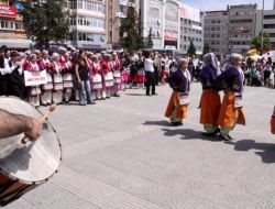 Lise Öğrencileri, 19 Mayıs’ı Halk Dansları Gösterisiyle Kutladı