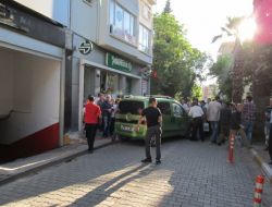 Otoparktan Çıkan Otomobil Yaşlı Kadını Ezdi