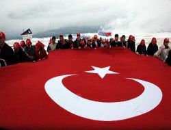 Kars'ın Sarıkamış İlçesinde 5 İlin Öğrencileri Kar Yağışı Altında Şehitlik Anıtına Yürüdü