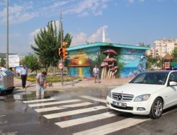 Yaya Geçitleri, Trafik Lambaları Ve Sinyalizasyon Basınçlı Suyla Temizleniyor