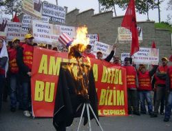 Konsolosluk Önünde Temsili Amerika Kuklasını Yaktılar