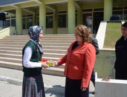 Başarılı Öğrenciye İpad Hediyesi