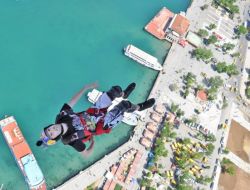 Usta Paraşütçülerden Nefes Kesen Atlayış