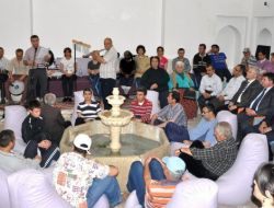 Sağlık Personeli Ve Hastalardan Oluşan Müzik Grubu Konser Verdi