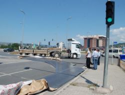 Kavşaktan Dönüş Yapan Tır'ın Yükü Yola Saçıldı