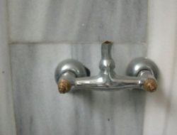 Caminin Musluklarını Kırıp Kaçtı