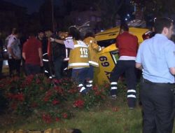 Şişli’de Kaza: Aracında Sıkışan Taksici Kurtarıldı