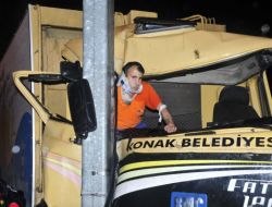 Çöp Kamyonu Yön Levhasına Çarptı, 2 Kişi Araçta Sıkıştı