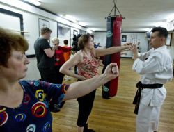 Rusya’da 70’lik Nineler Karate Kursuna Başladı
