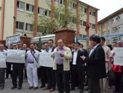 Öğretmenler Meslektaşlarına Şiddeti Protesto Etti
