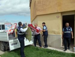 Araç Ve Yaya Trafiğini Olumsuz Yönde Etkileyen Pano Ve Dubalar Toplatıldı