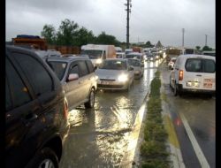 Yağmur İstanbul'da Hayatı Olumsuz Etkiliyor