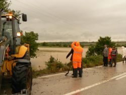 Şiddetli Yağmur Keşan-enez Karayolunda Trafiği Aksattı