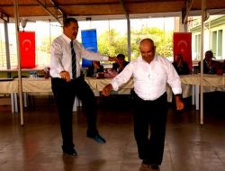 Sgk Müdürü Fırat, Yaşlılarla Göbek Attı