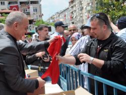 Manisa Belediye Başkanı Ergün, Vatandaşlara Bayrak Dağıttı