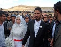 Şeyhin Düğününde En Uzun Sofrada Yemek Yiyen Müritler En Uzun Halayı Çekti