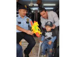 Polis Şapkasını Başına Takan Çocuk Tabanca İstemekten Vazgeçti
