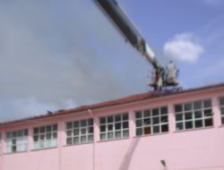 Oğuzhan Endüstri Meslek Lisesi'nin Çatısındaki Yangın Söndürüldü (2)
