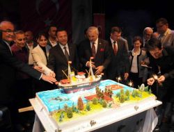 Atatürk'ün Doğum Günü Pastası Kesildi