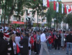 Kuşadası’nda Binlerce Kişi Yağmurla Yürüdü