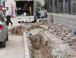 Belediyenin Bir Ay Önce Yaptığı Kaldırımları Tedaş Söktü