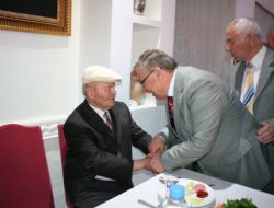 Eski Mezunlar, Hakkı Öğretmenlerinin Elini Öptü