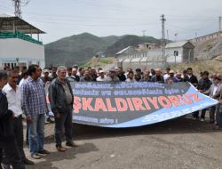 Tunceli’nde Köylüler Baraj Eylemi Yaptı, İş Makinesinin Camlarını Kırdı