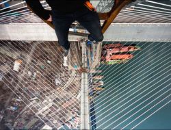 Rusya’da Gençlerin Dünyanın En Uzun Köprüsüne Yürek Hoplatan Tırmanışı