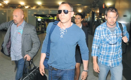 Bond’un işi bitti ve New York’a uçtu!