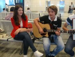 Bosna Ekibinden Havalimanında Mini Konser