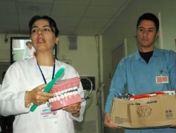 Sıra Bekleyen Hastalara Diş Fırçalama Eğitimi