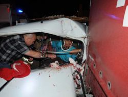 İzmir'de Kaza: Araç İçinde Sıkışan Sürücü Yaralı Olarak Kurtarıldı