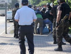 Valilik Önüne Pompalı Tüfekle Gelen Şahıs Ortalığı Ayağa Kaldırdı