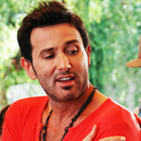 Metin Arolat bacağından bıçaklandı!