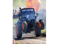 Rusya’da Çiftçilerin Traktörlerle Çamurun İçinde Çılgın Yarışı