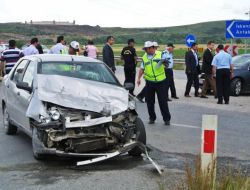 Otomobille Yolcu Minibüsü Çarpıştı, 18 Kişi Yaralandı