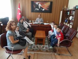 Kaymakama Zeytin Çekirdeğinden Atatürk Portresi Hediye Ettiler