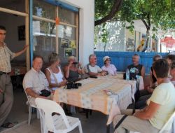 Turistler Köy Turuna Çıkarak Köylülerle Kahvehanede Sohbet Ediyor