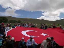 Nevtes’den Ata Ve Bayrak Yürüyüşü