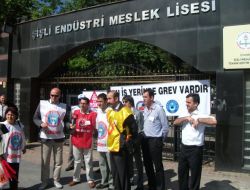 Okullara Grev Pankartı Asıldı